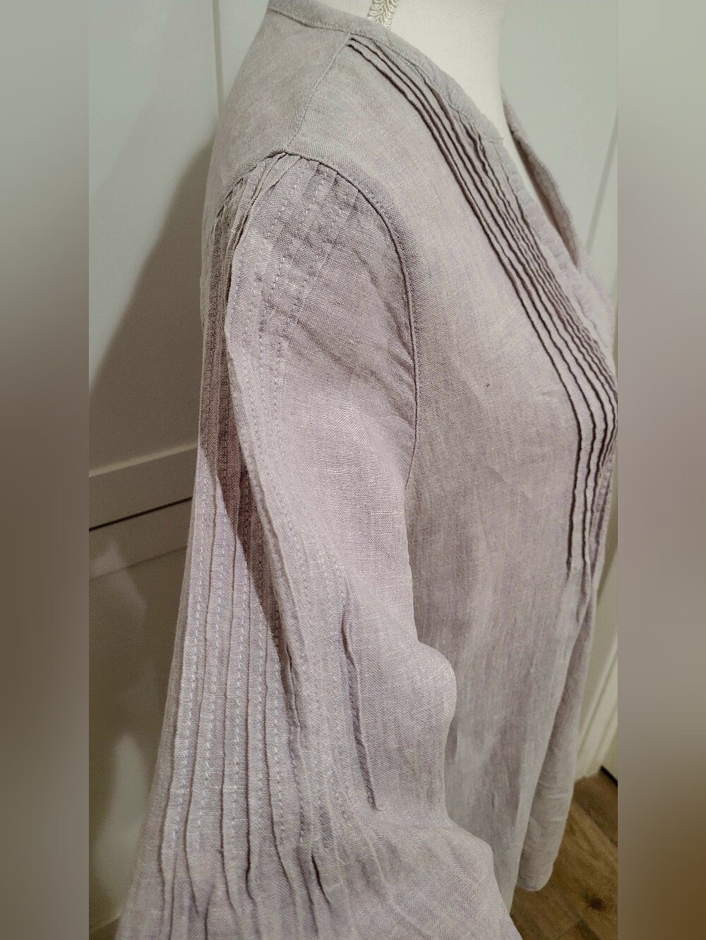 Tahari 100% Linen Light Gray Long Sleeve Pintuck Tunic Top | Size Medium - Picture 5 of 8